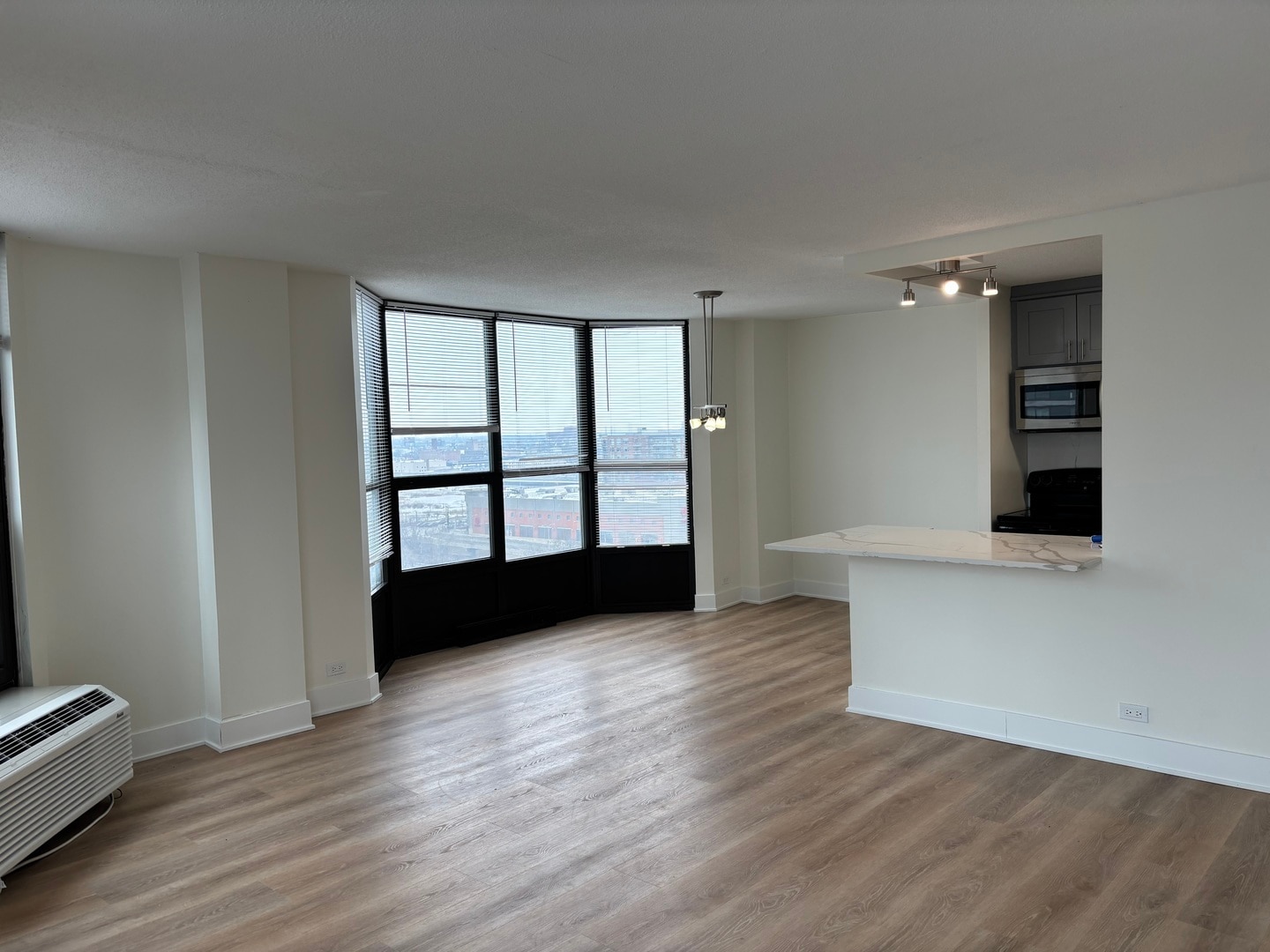 Building Photo - 901 S Plymouth Ct