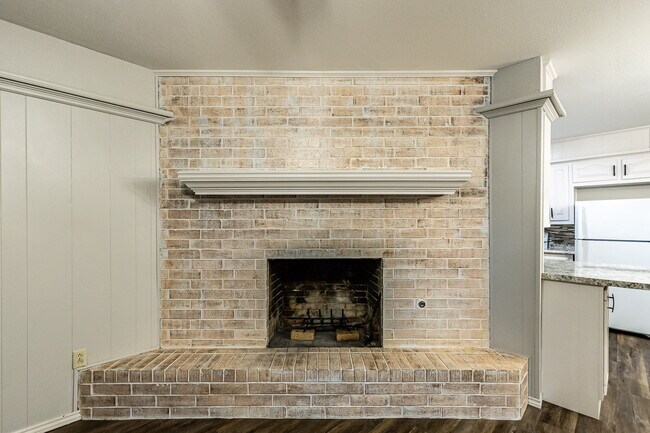 Building Photo - Sleek South Loop Duplex | Updated 2-bed with Garage