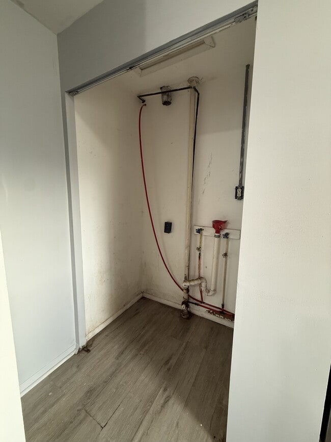 Building Photo - 3138 Midvale Dr