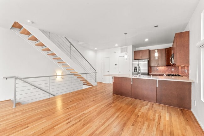 Building Photo - 3 Bedroom Townhome W/ Uptown Views