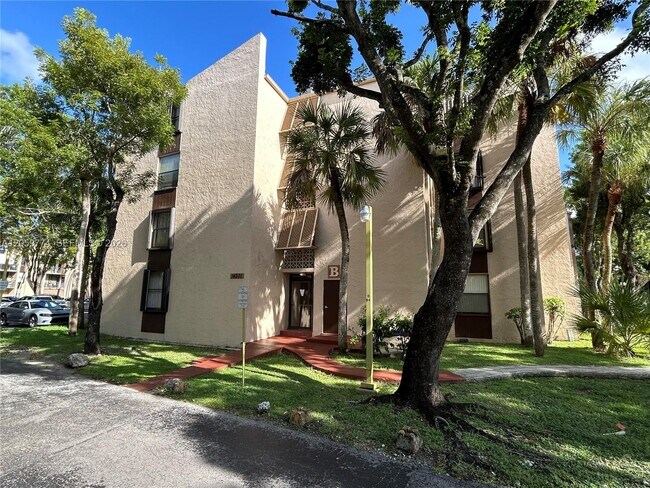 Building Photo - 14301 N Kendall Dr