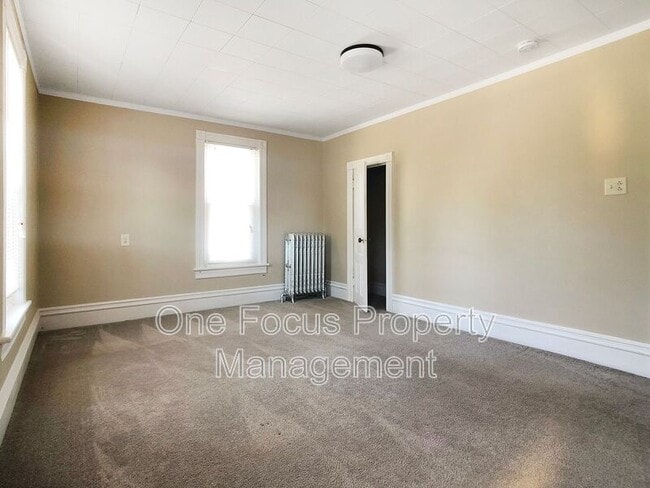 Building Photo - 132 Montour St N