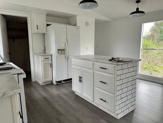 Building Photo - 3-bed/2-bath on 1 acre!