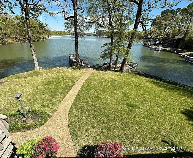 Building Photo - Live on the Lake in Lakeland!!