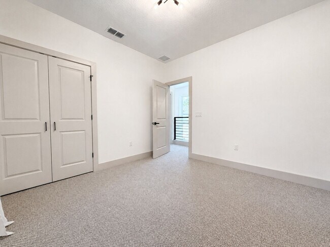 Building Photo - 724 Ellwood Ave