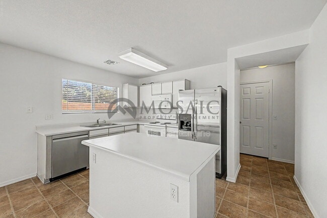 Building Photo - 2232 E Spruce Dr