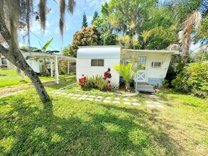 Building Photo - Rare Cozy 1/1 Beside Lake Jessup