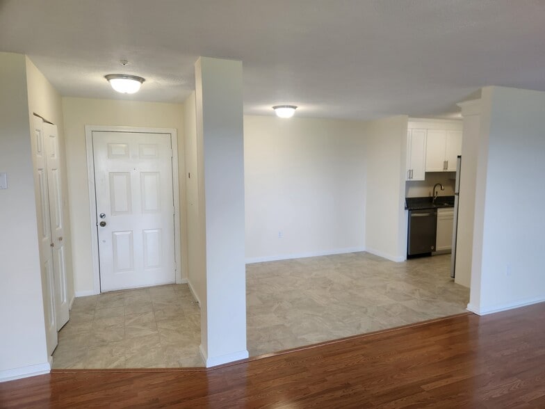 Dining Area & Kitchen-new tile - Eastbay at Weymouthport