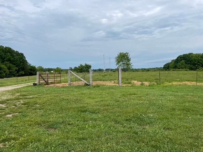 Building Photo - Country house retreat on 10 fenced acres for a hobby farm