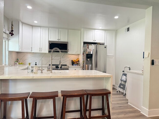 Building Photo - Move in Ready 3bed/3bath, beautiful backyard