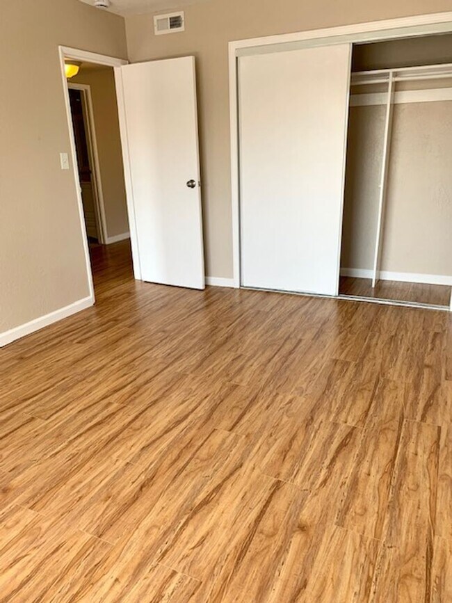 Building Photo - Great 2 bed, 1.5 Bath Condo with Garage in...