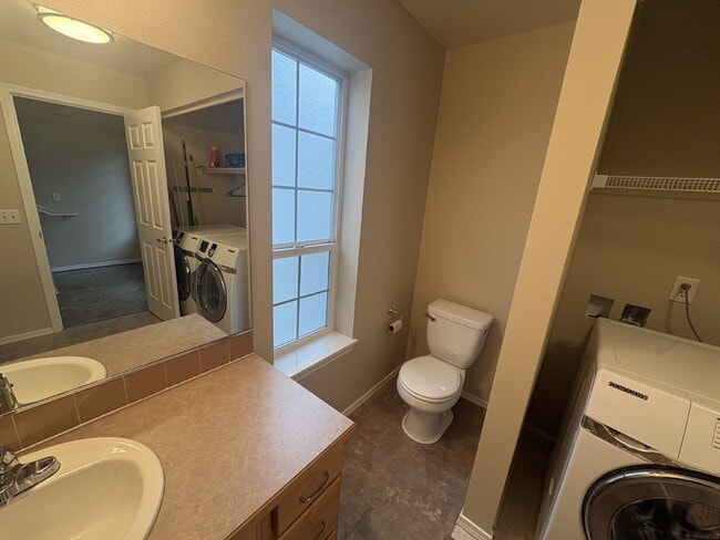 Building Photo - Bright, Spacious Townhome with Stylish Upgrades in Pinehurst/Roosevelt