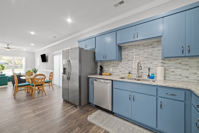 Building Photo - 2 Bedroom, 2.5 Bath Modern Duplex - Walkin...