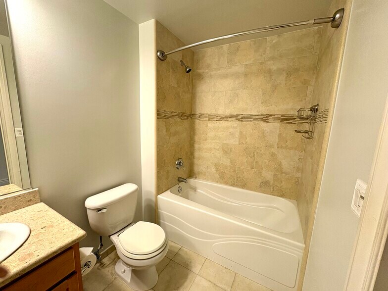 Building Photo - 1310 Creekside Dr
