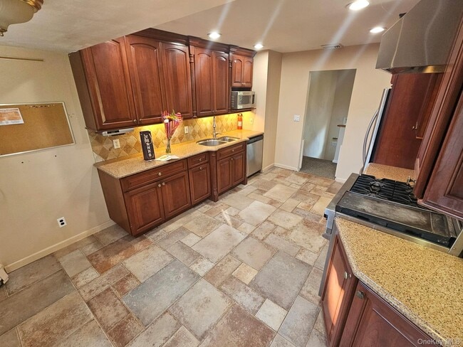 Building Photo - 93 W 6th St