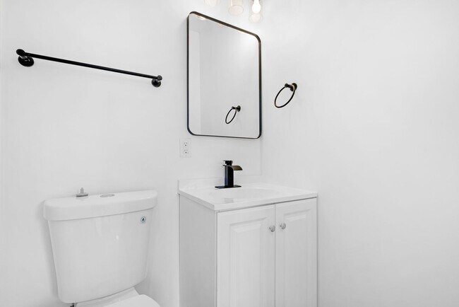 Building Photo - GORGEOUS end unit in Baltimore! 3 Bedrooms 3 Bathrooms Plus a Rec Room!