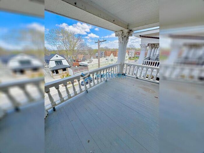 Building Photo - Amazing Top Floor 2bedroom w/Den Plaza Con...