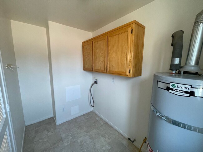 Building Photo - Charming Three Bedrooms, 2 Bathrooms Home ...