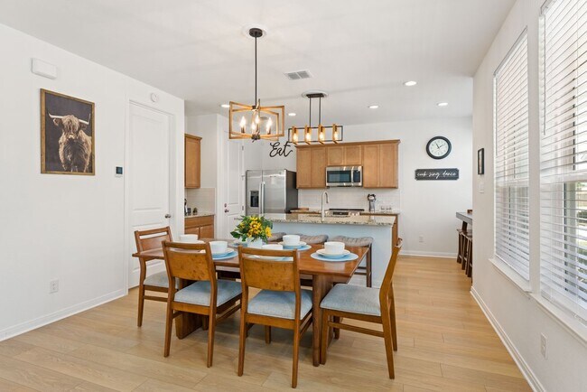 Building Photo - 2119 Hofstaat