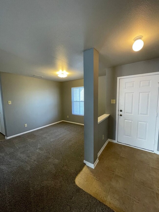 Building Photo - Shelbyville - 3 BR  home with loft