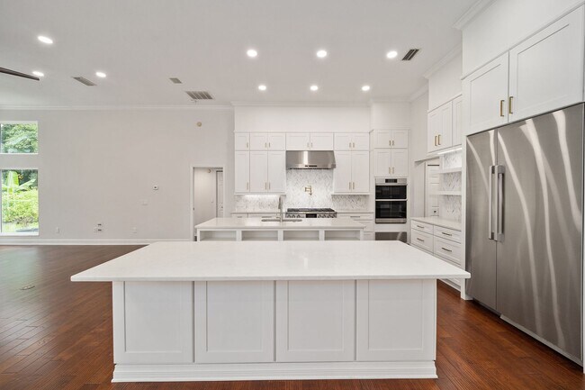 Building Photo - Beautiful Hom in India Station