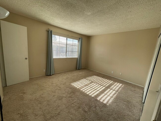 Building Photo - 2BD/1.5BA Condo in Rialto!