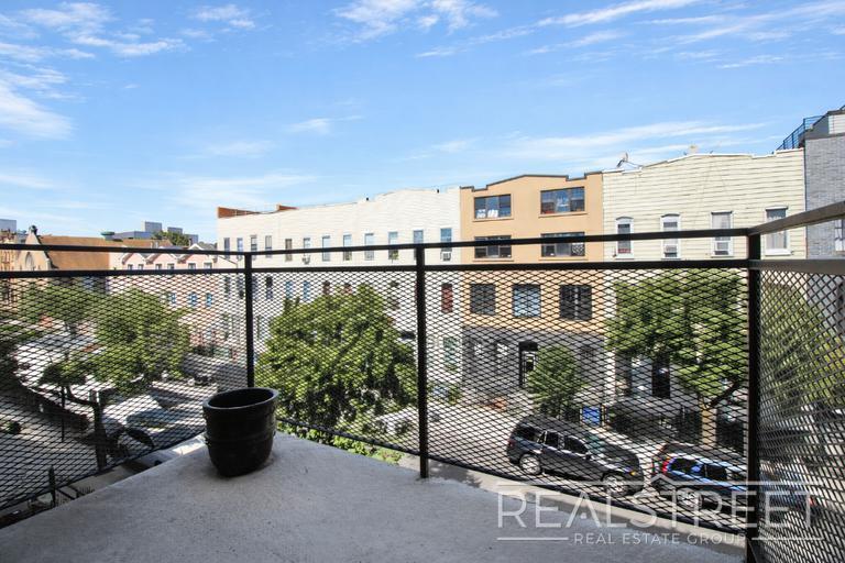 Building Photo - Luxury 2 BR in Bushwick with Balcony & Roof Deck!