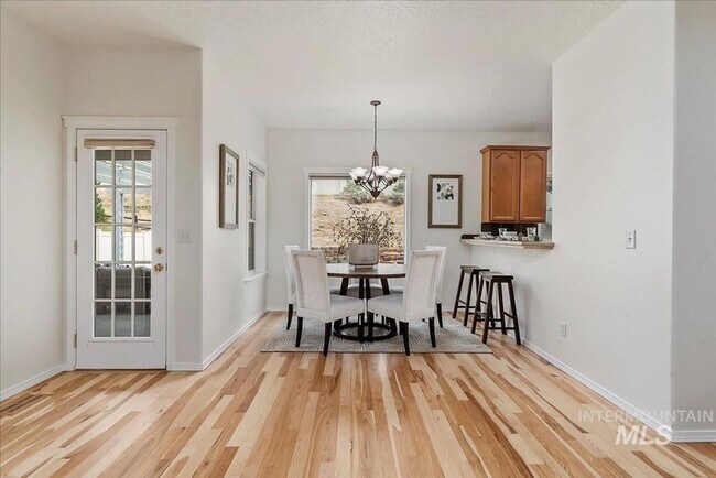Building Photo - Stunning Home Near Warm Springs!