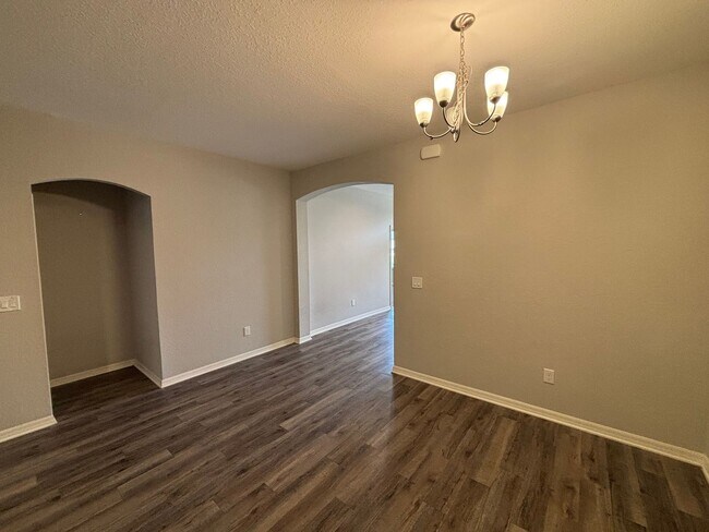 Building Photo - 4 bedroom / 3 bath in great neighborhood - WON'T LAST!