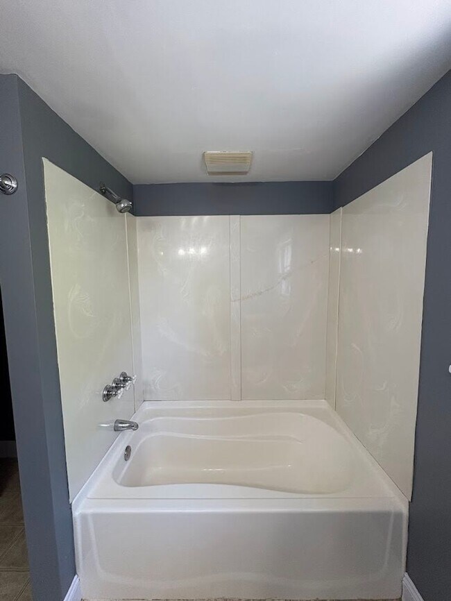 Building Photo - Three bedroom one bathroom home for rent