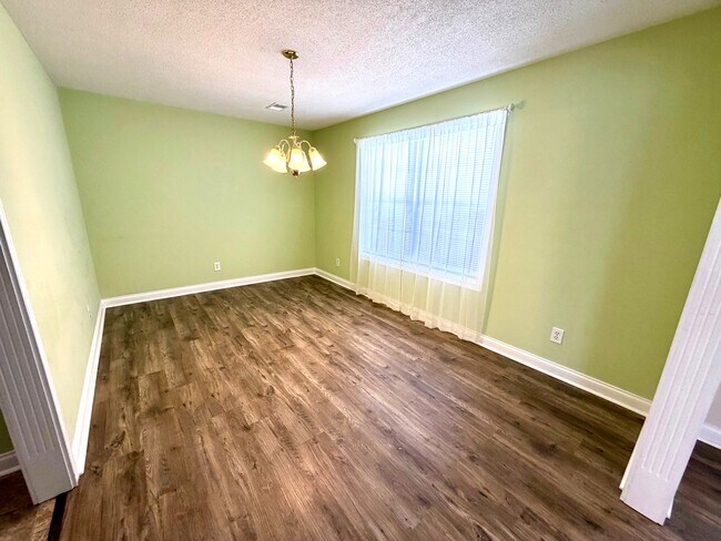 Building Photo - 100 Fairway Hill