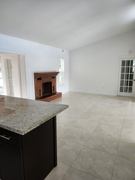 Building Photo - 11455 SW 82nd Ave