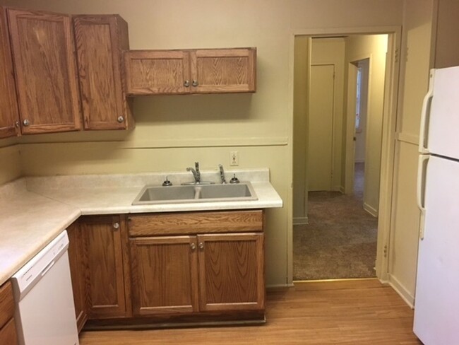 Building Photo - 2 bedroom 1 bath close to VSU and downtown