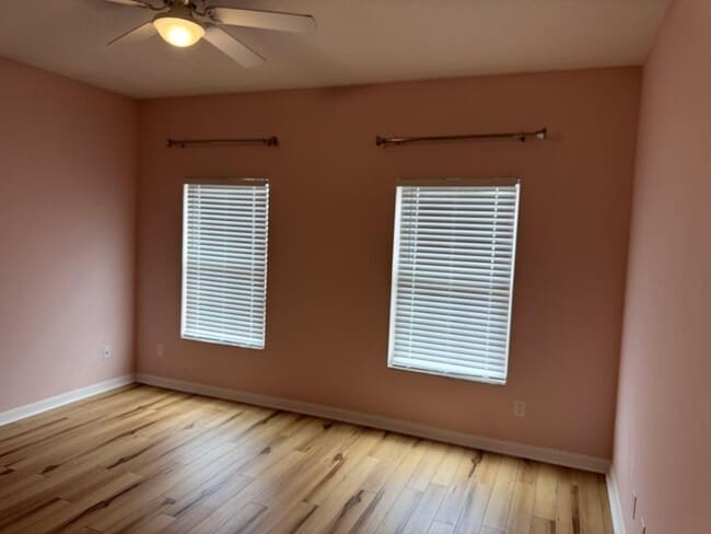 Building Photo - 420 Park Lake Dr