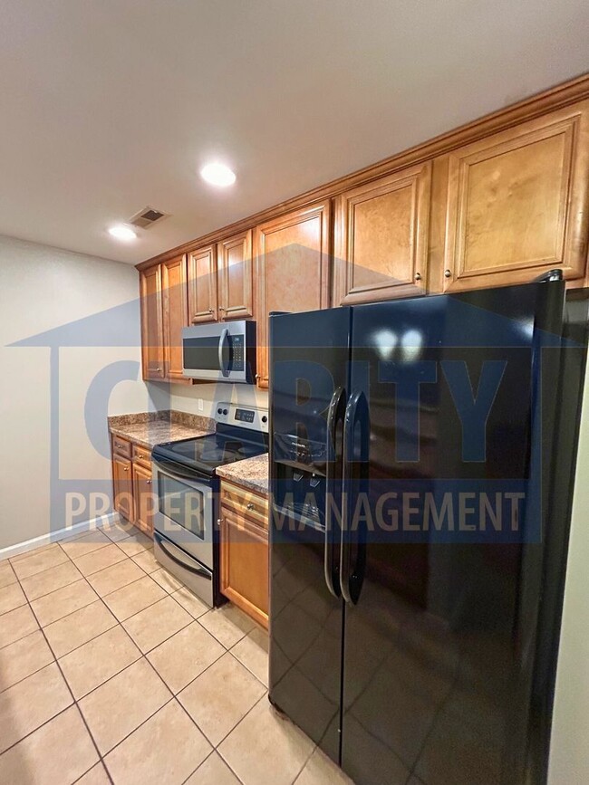 Building Photo - Single level, two bedroom townhome!