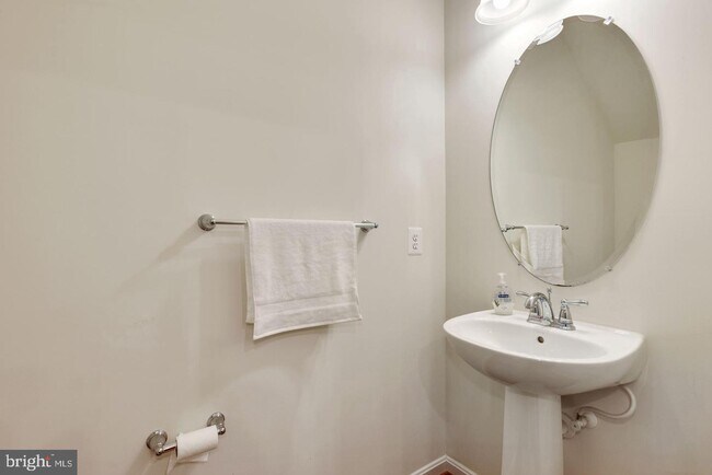 Building Photo - 43881 Centergate Dr