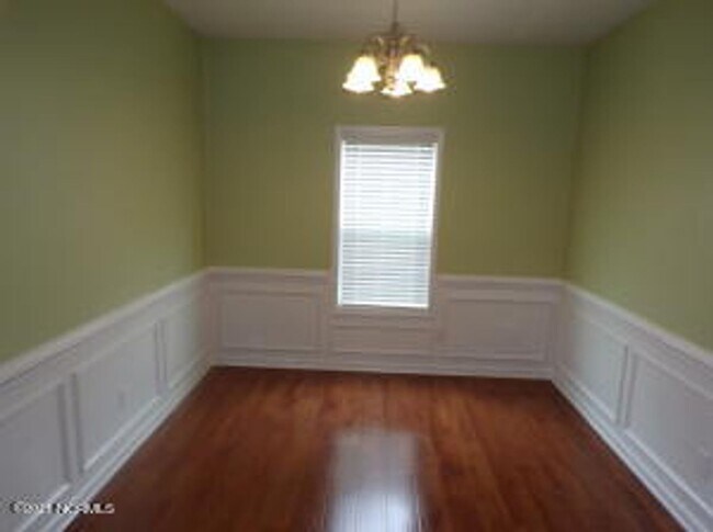 Building Photo - 4 Bedroom 2.5 Bathroom home located in Carolina Subdivision