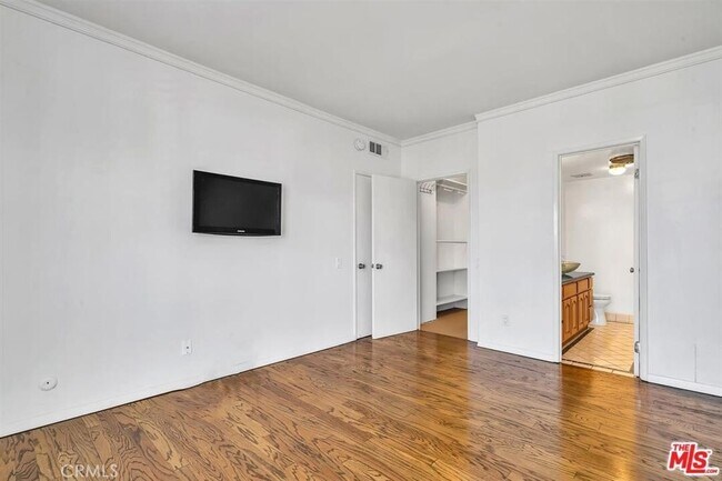 Building Photo - 1115 S Elm Dr