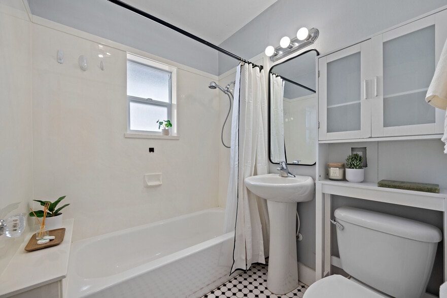 Building Photo - 370 W 400 S