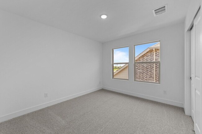 Building Photo - 722 Sunflower Trl