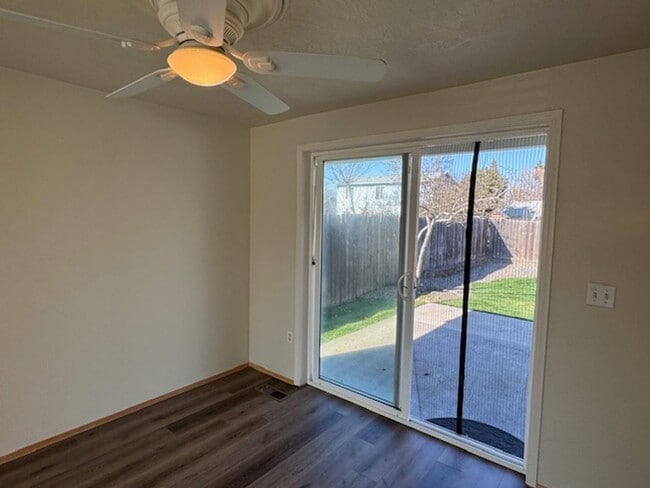 Building Photo - 3 Bedroom/ 2 Bathroom Single Level Home