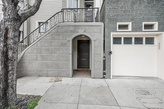 Building Photo - 2096 Pine St