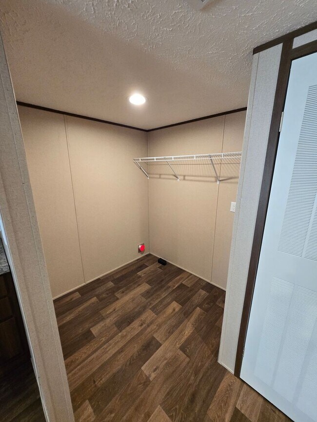 Building Photo - For Rent: Beautiful 3 Bedroom, 2 Bathroom Home