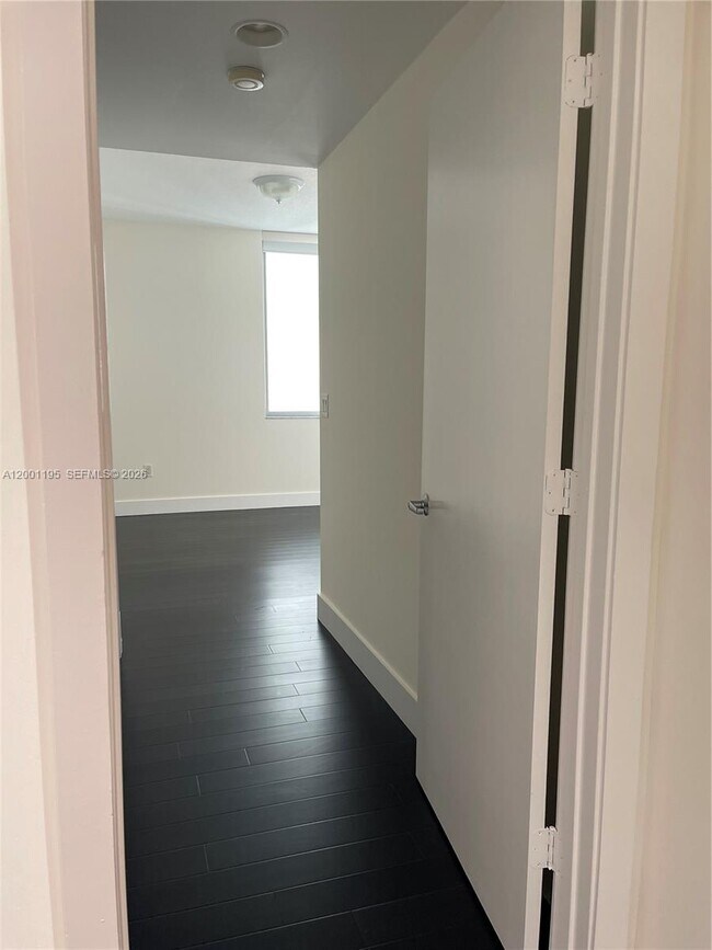 Building Photo - 1050 Brickell Ave