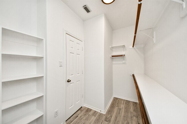 Building Photo - 10 Delphinium Pl