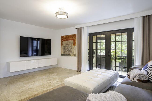 Building Photo - 576 Westree Ln