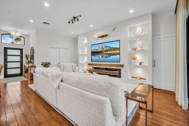 Building Photo - 10852 La Salinas Cir
