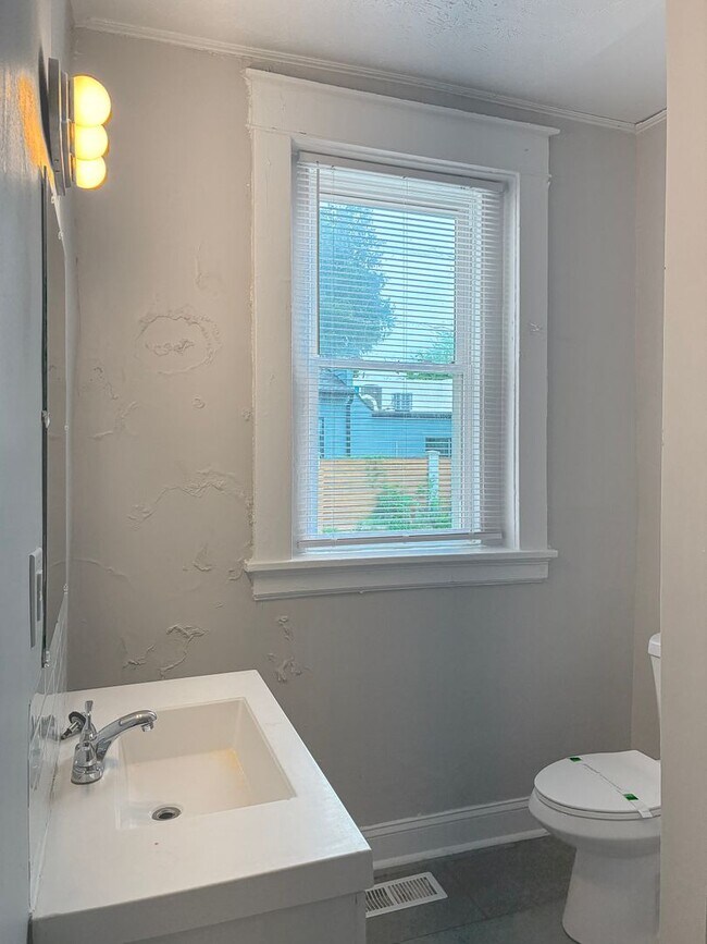 Building Photo - 3427 Carolina Ave