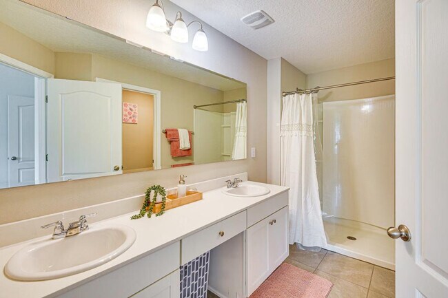 Building Photo - 134 Redbud Rd