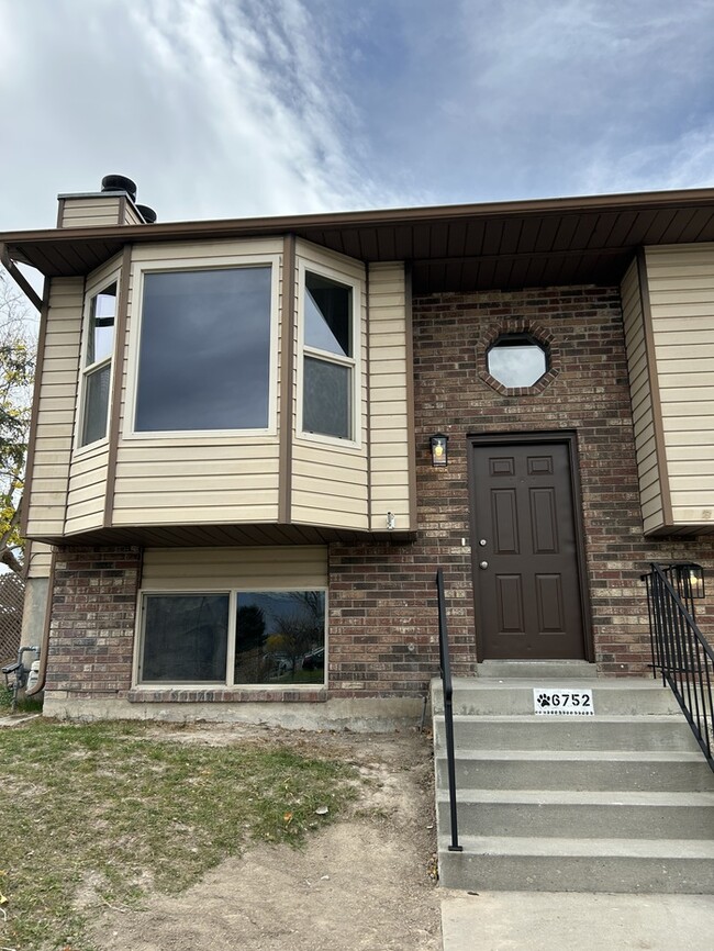 Building Photo - Remodeled 3 Bed, 2 Bath Home in West Jordan — Available Now